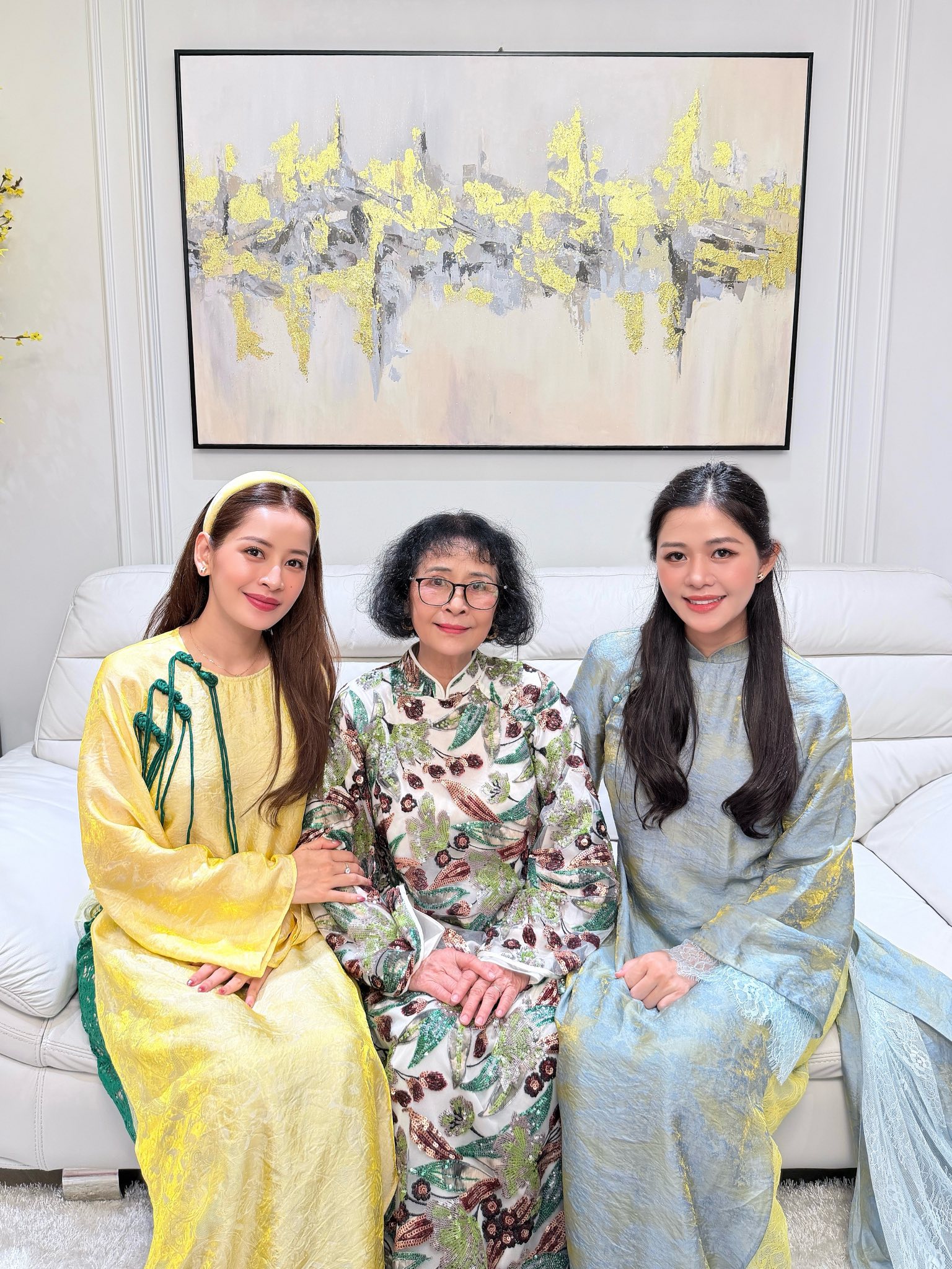 Ở Việt Nam có một gia tộc của “đệ nhất mỹ nhân”: Năm nào cũng xúng xính lên đồ, sắc vóc đỉnh của đỉnh - Ảnh 3.