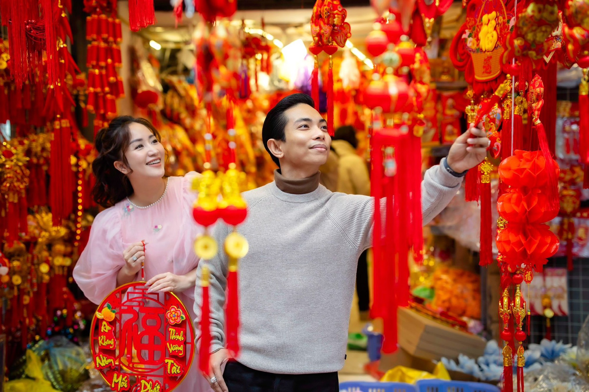 Khánh Thi khoe nhan sắc mẹ 3 con rạng rỡ trong bộ ảnh cực tình bên Phan Hiển đón Tết ở Hà Nội- Ảnh 8.