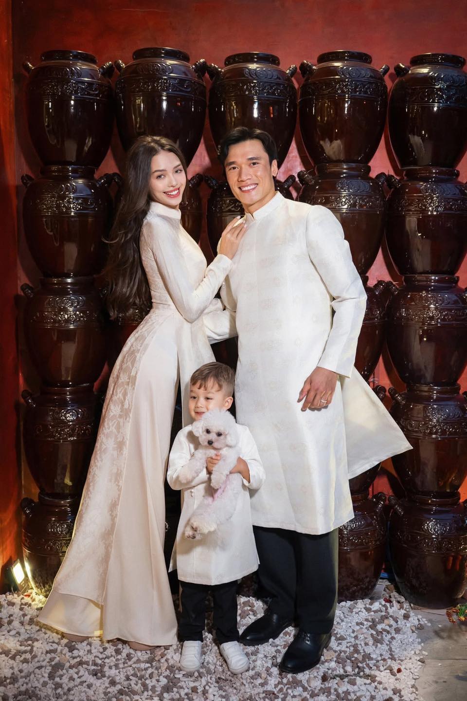 Gia đình Bùi Tiến Dũng và vợ mẫu tây diện áo dài đón Tết: Visual sáng bừng, cả nhà ai cũng cực phẩm- Ảnh 2.