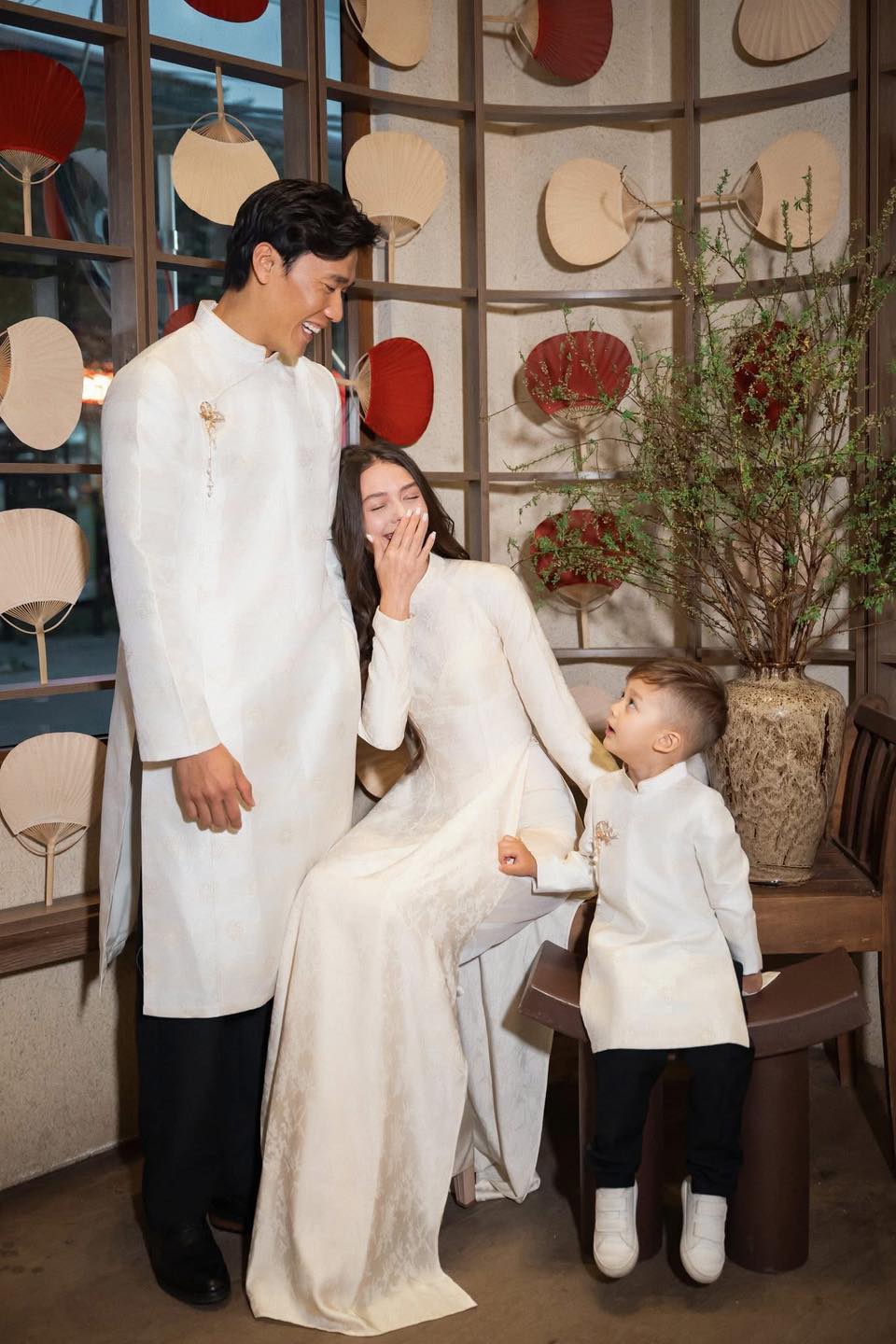 Gia đình Bùi Tiến Dũng và vợ mẫu tây diện áo dài đón Tết: Visual sáng bừng, cả nhà ai cũng cực phẩm- Ảnh 4.
