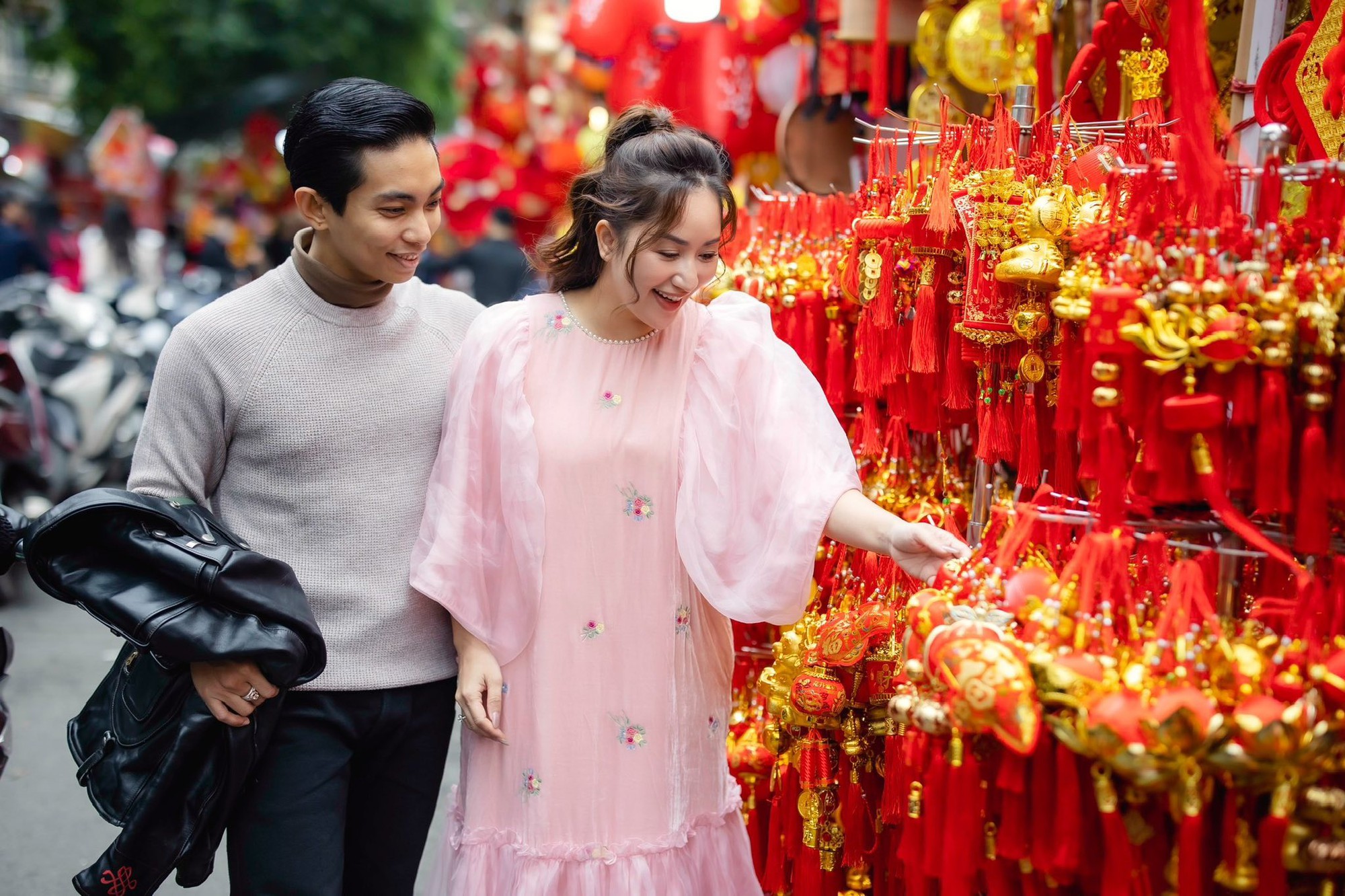 Khánh Thi khoe nhan sắc mẹ 3 con rạng rỡ trong bộ ảnh cực tình bên Phan Hiển đón Tết ở Hà Nội- Ảnh 9.