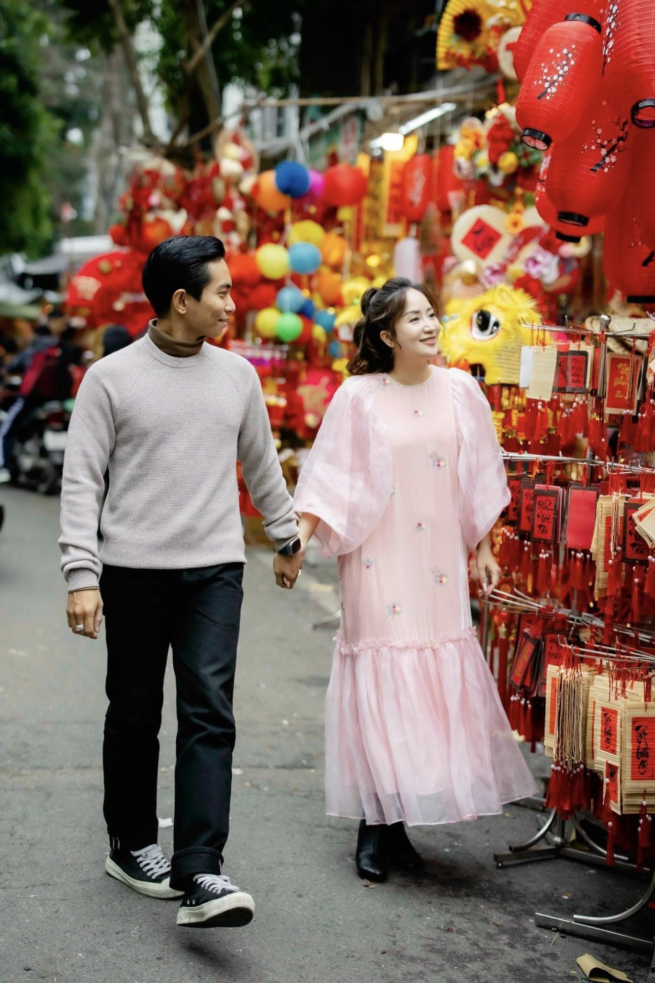 Khánh Thi khoe nhan sắc mẹ 3 con rạng rỡ trong bộ ảnh cực tình bên Phan Hiển đón Tết ở Hà Nội- Ảnh 5.