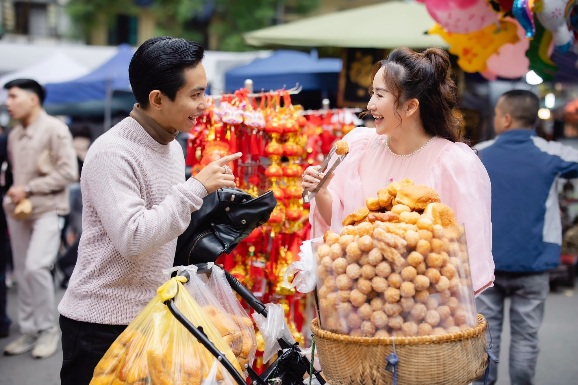 Khánh Thi khoe nhan sắc mẹ 3 con rạng rỡ trong bộ ảnh cực tình bên Phan Hiển đón Tết ở Hà Nội- Ảnh 10.