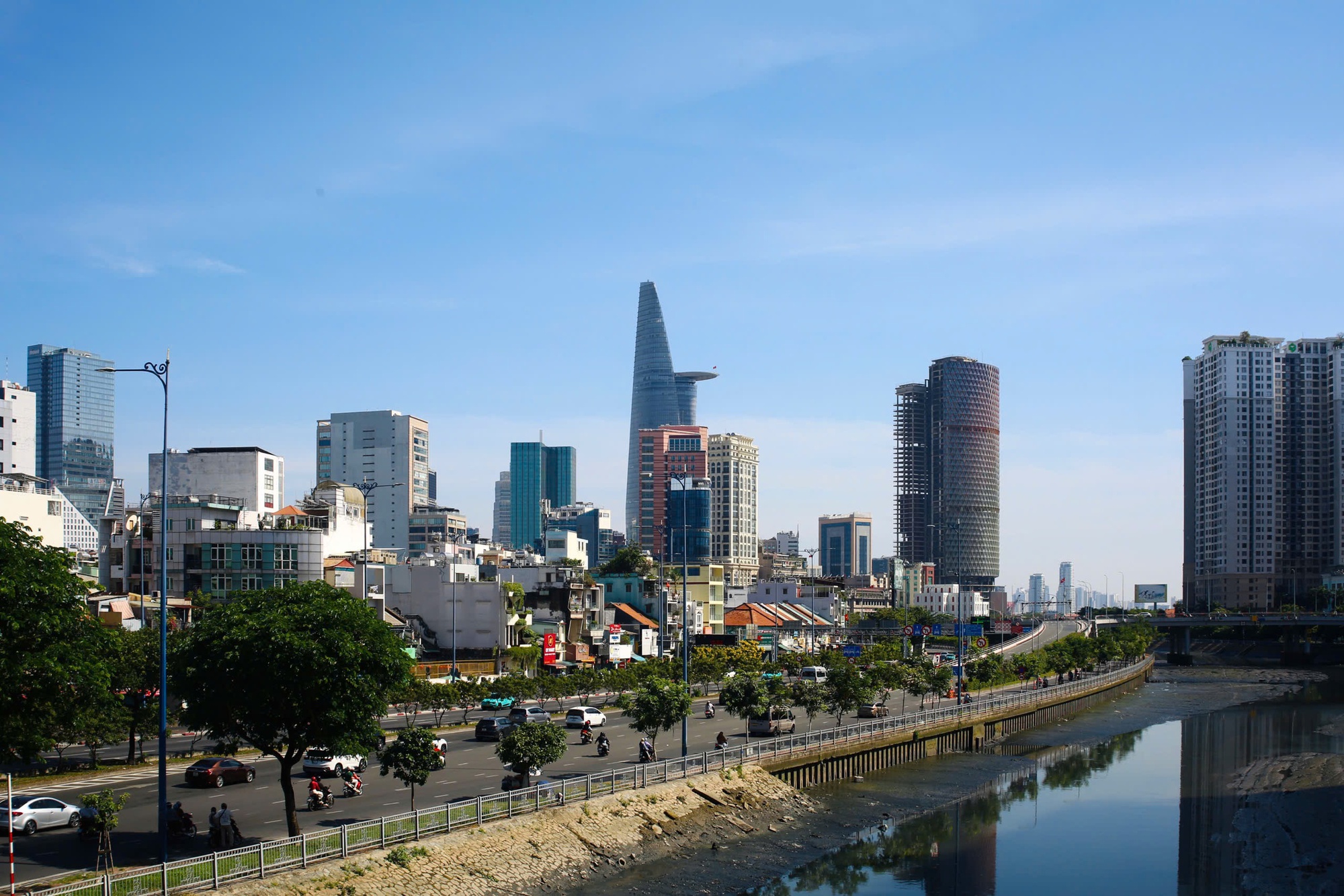 Hình ảnh phố phường TPHCM "khác lạ" ngày đầu năm mới- Ảnh 12.