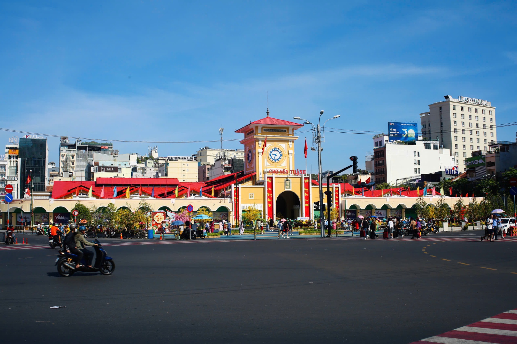 Hình ảnh phố phường TPHCM "khác lạ" ngày đầu năm mới- Ảnh 1.