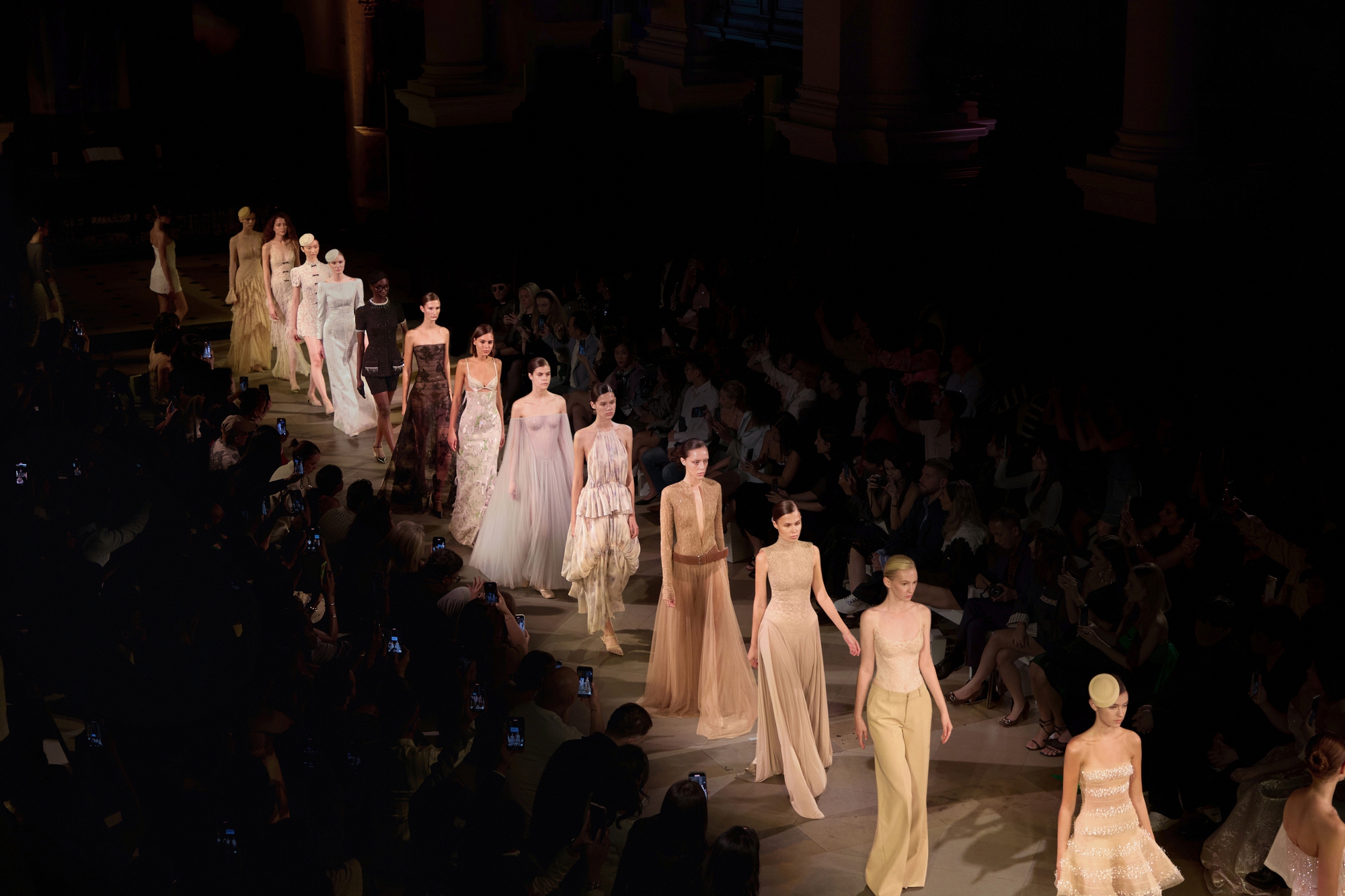 “Mã” Đáo Thành Công: Thời trang Việt Nam đang phi nước đại trên những đại lộ lớn nhất thế giới- Ảnh 20.