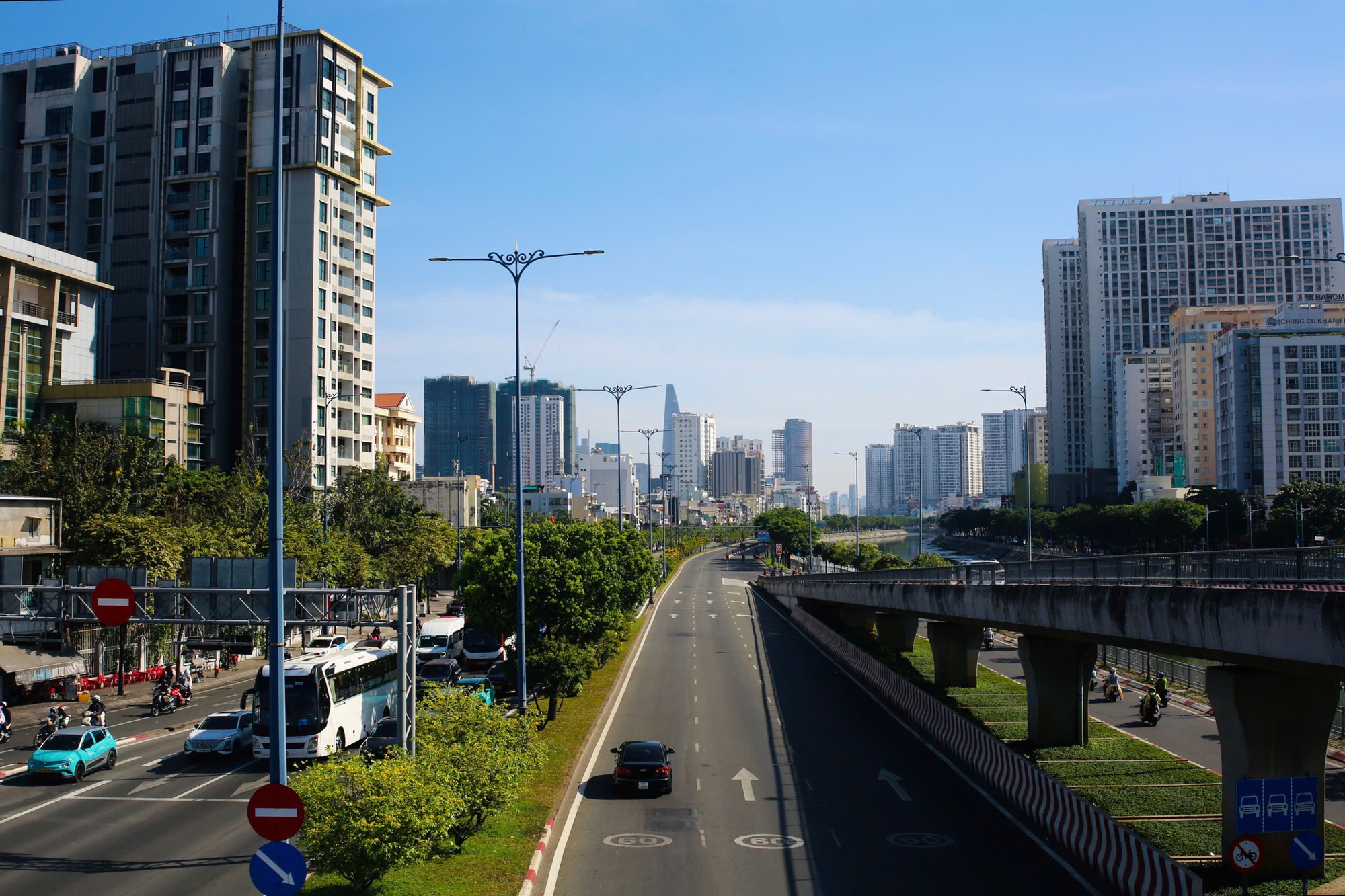 Hình ảnh phố phường TPHCM "khác lạ" ngày đầu năm mới- Ảnh 13.