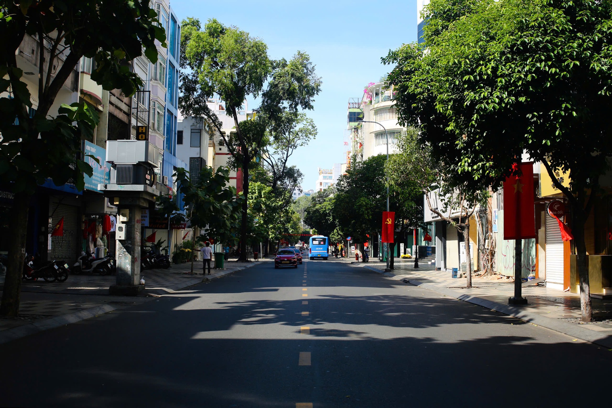 Hình ảnh phố phường TPHCM "khác lạ" ngày đầu năm mới- Ảnh 18.