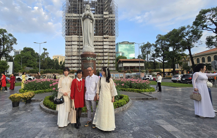 Cảnh vắng lặng hiếm thấy của đường phố Hà Nội, TP.HCM sáng mùng 1 Tết- Ảnh 8.