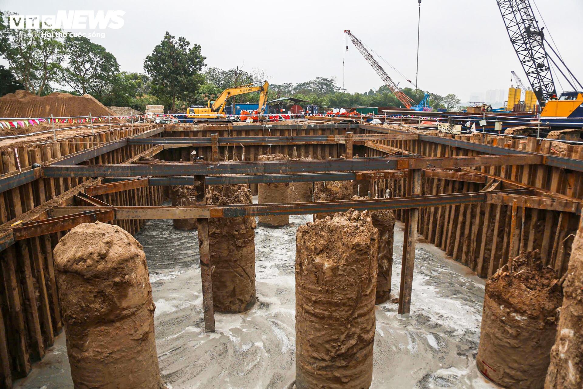 Công nhân, kỹ sư làm việc xuyên Tết tại dự án cầu trọng điểm của Hà Nội- Ảnh 6.