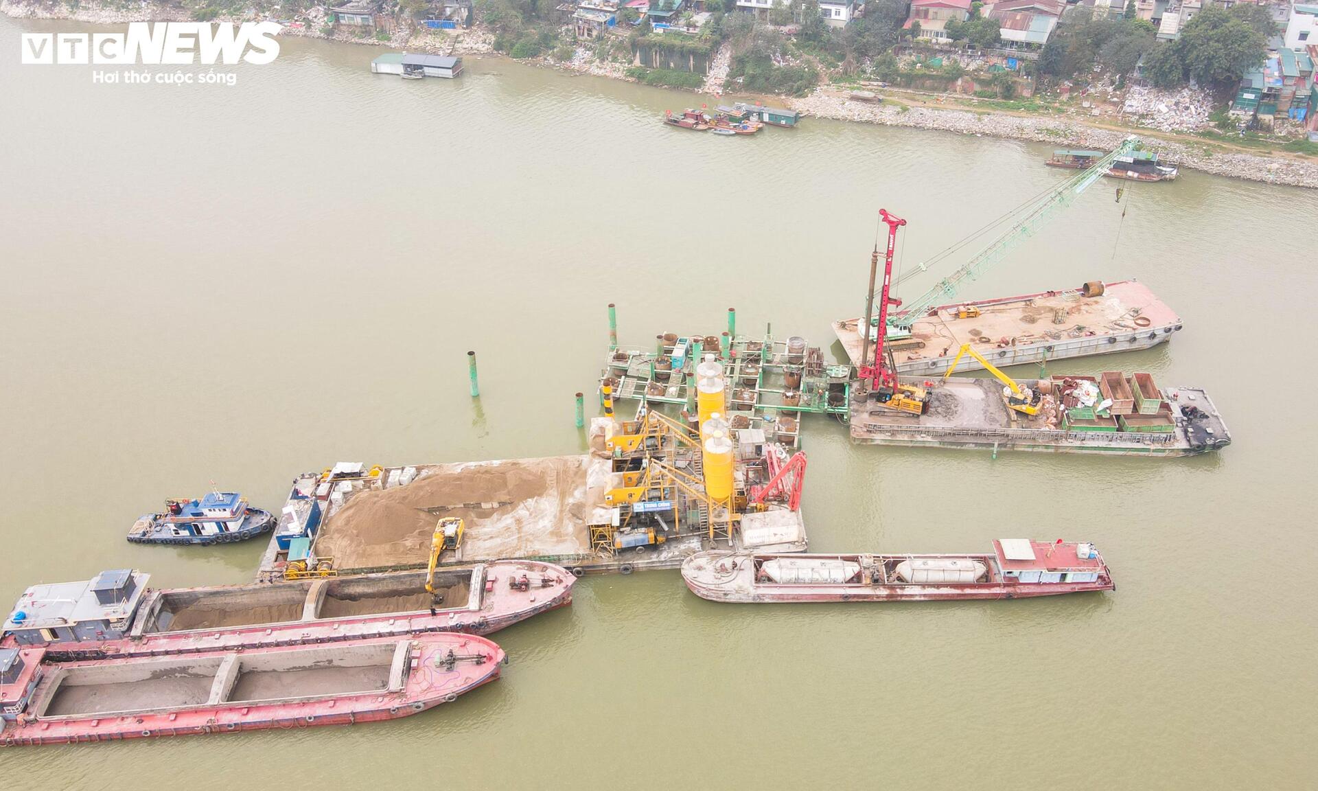 Công nhân, kỹ sư làm việc xuyên Tết tại dự án cầu trọng điểm của Hà Nội- Ảnh 2.