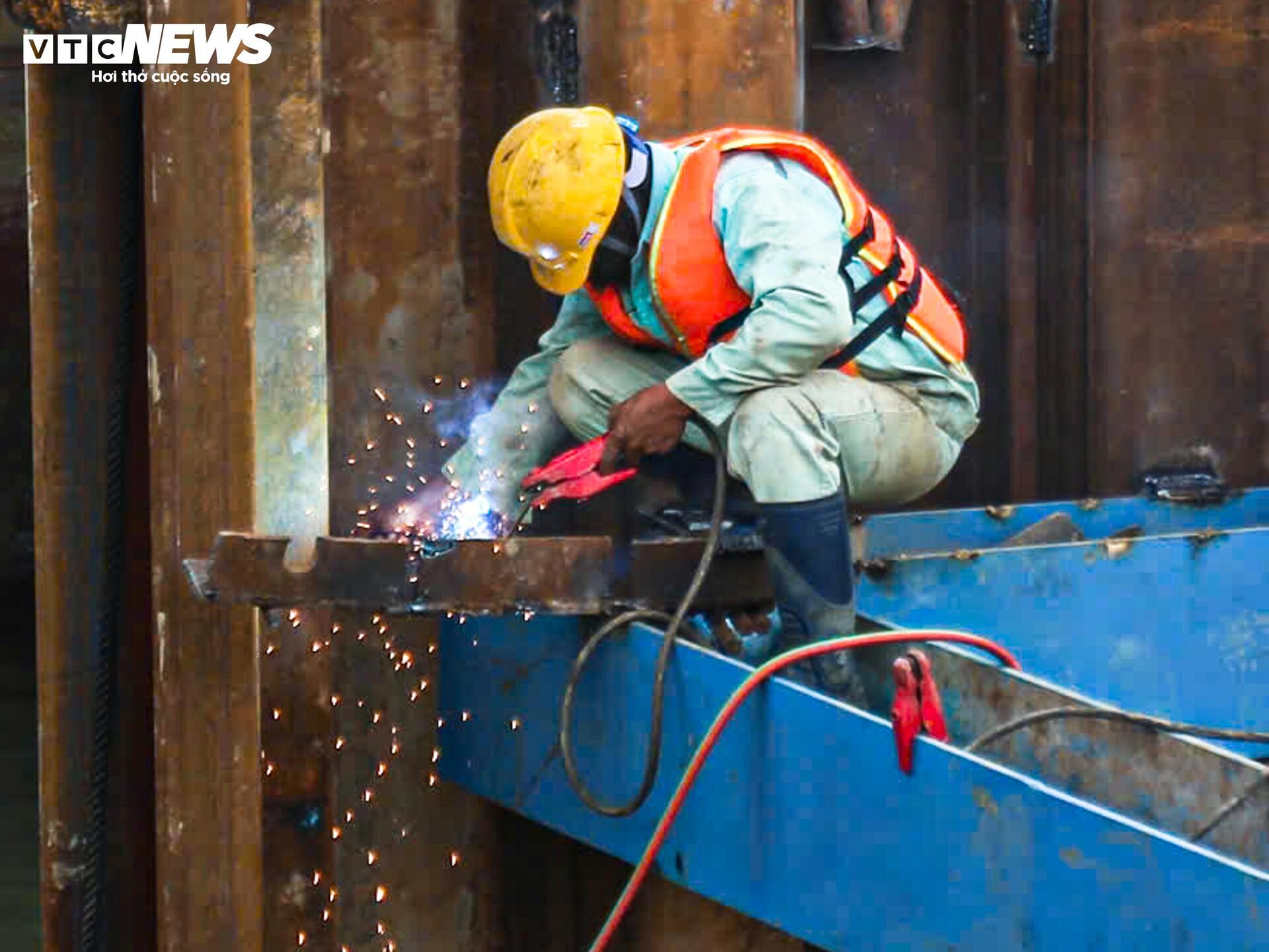 Công nhân, kỹ sư làm việc xuyên Tết tại dự án cầu trọng điểm của Hà Nội- Ảnh 7.