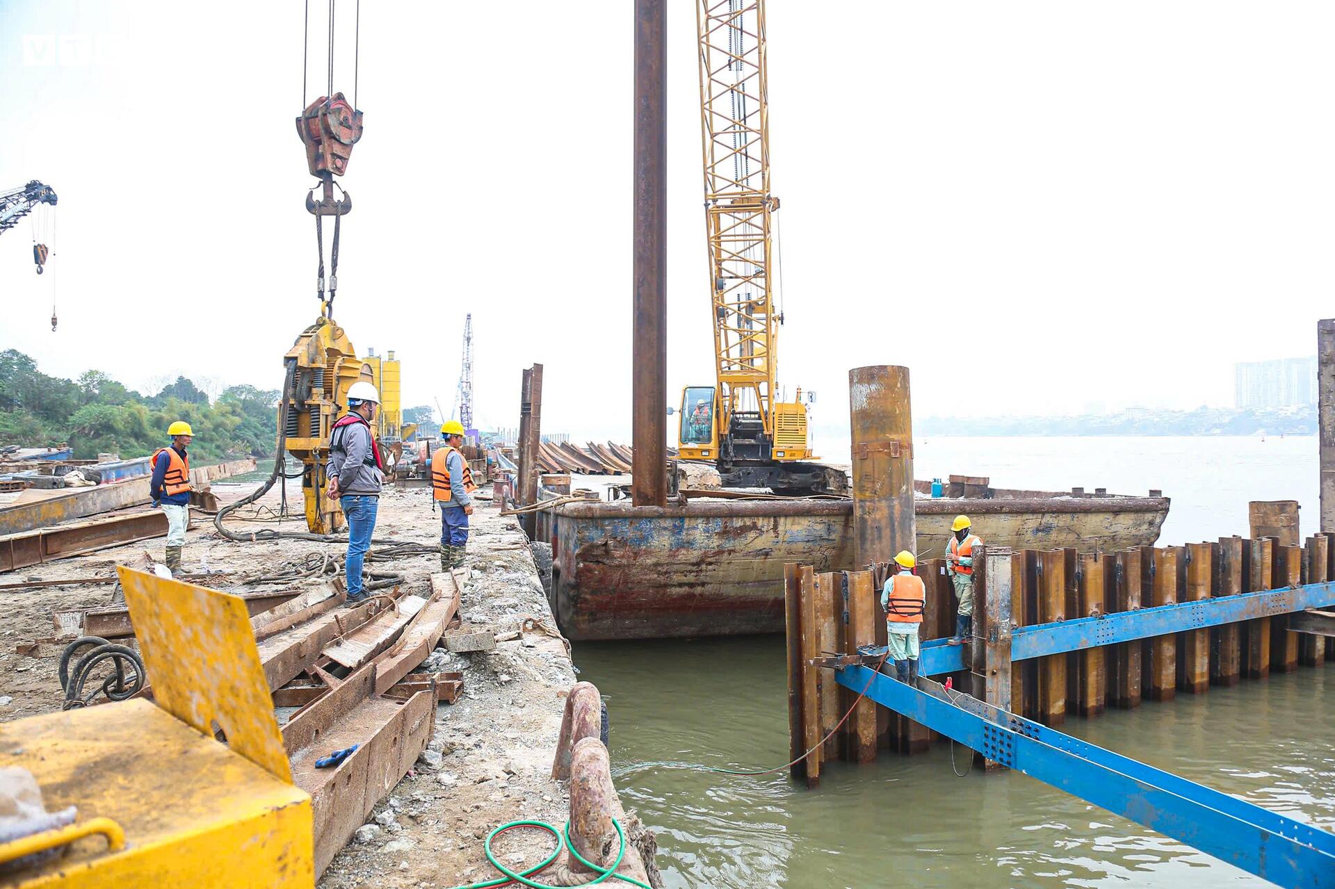 Công nhân, kỹ sư làm việc xuyên Tết tại dự án cầu trọng điểm của Hà Nội- Ảnh 5.