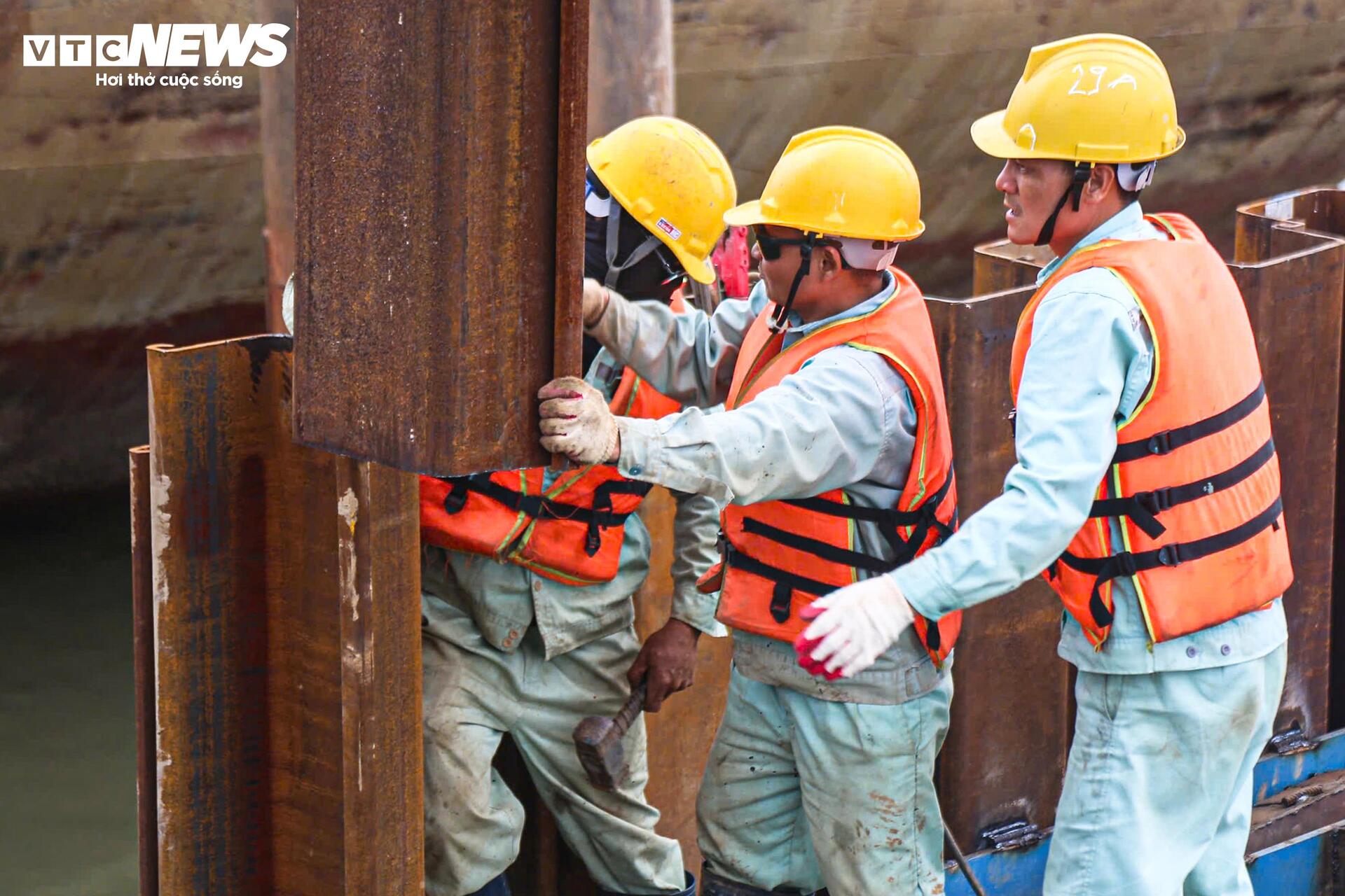 Công nhân, kỹ sư làm việc xuyên Tết tại dự án cầu trọng điểm của Hà Nội- Ảnh 4.