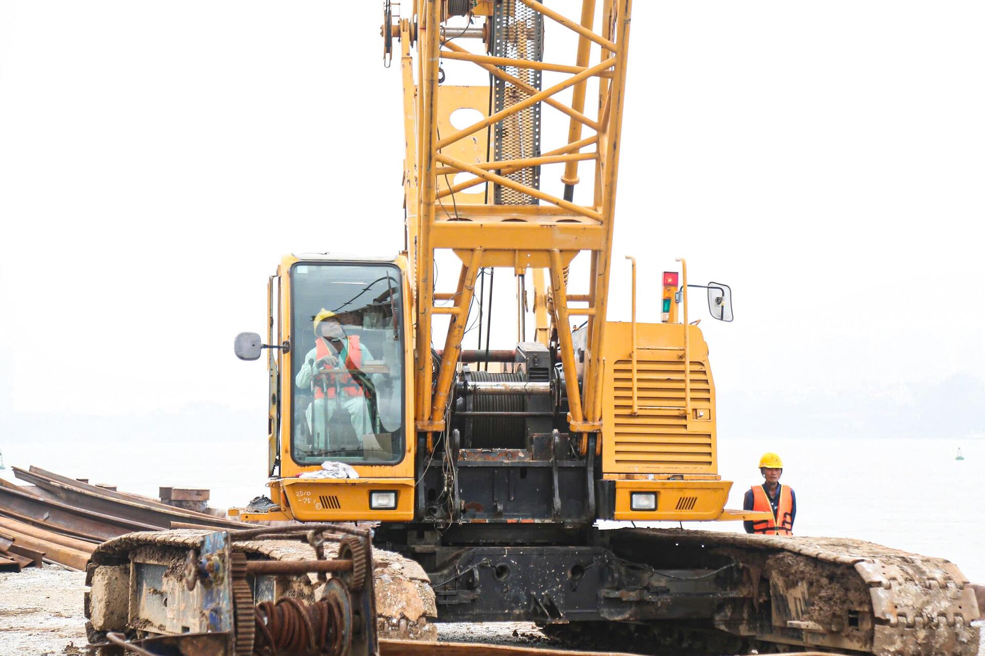 Công nhân, kỹ sư làm việc xuyên Tết tại dự án cầu trọng điểm của Hà Nội- Ảnh 8.