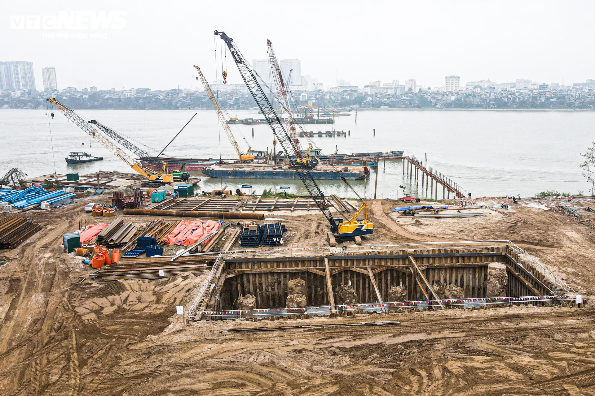 Công nhân, kỹ sư làm việc xuyên Tết tại dự án cầu trọng điểm của Hà Nội- Ảnh 1.