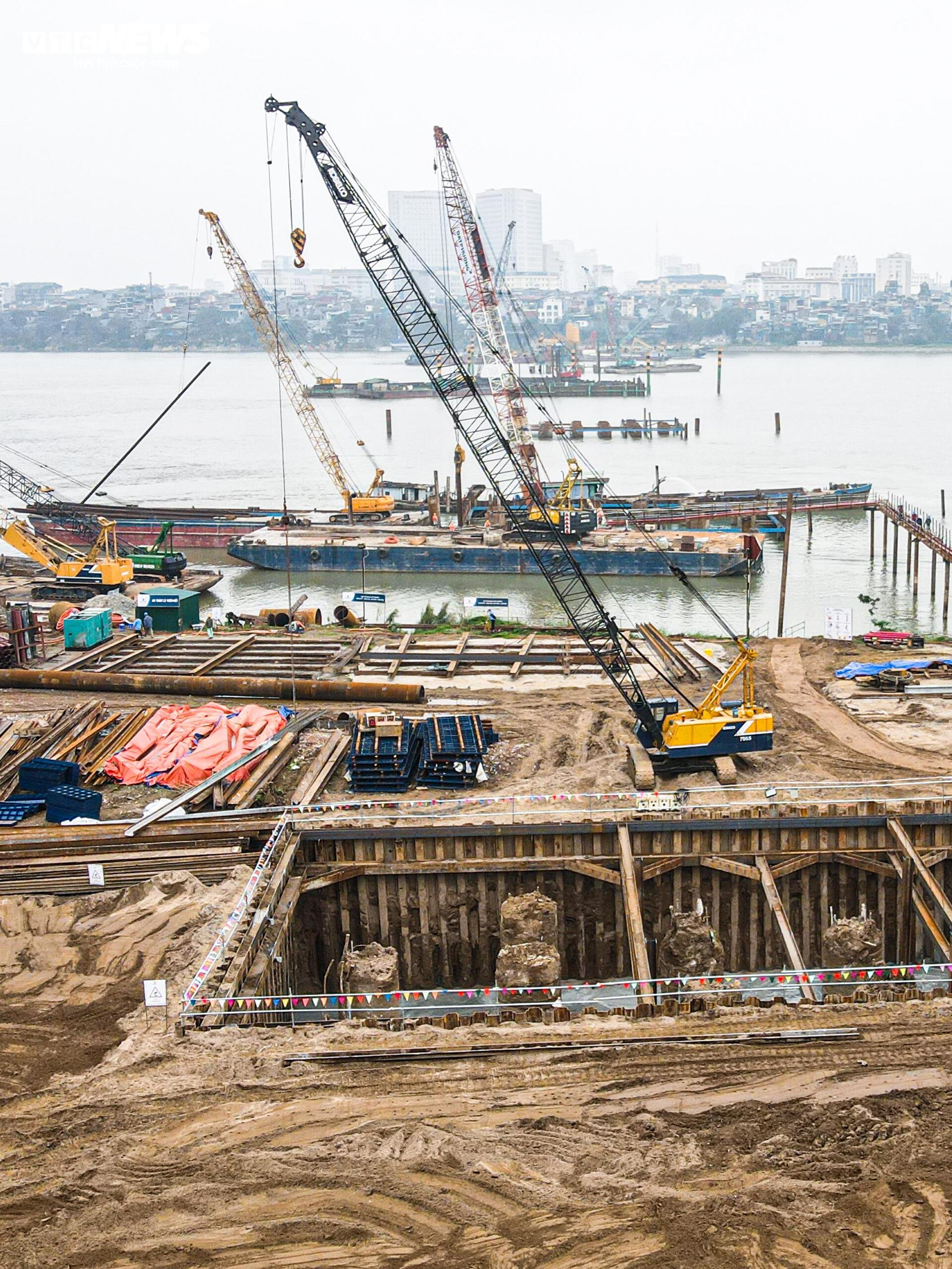 Công nhân, kỹ sư làm việc xuyên Tết tại dự án cầu trọng điểm của Hà Nội- Ảnh 11.