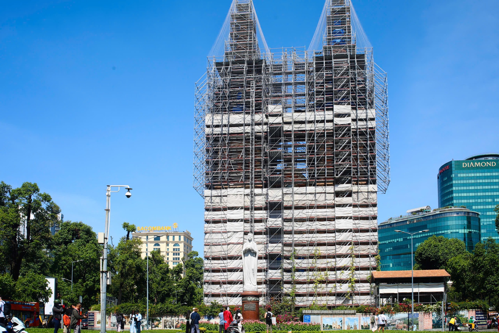 Hình ảnh phố phường TPHCM "khác lạ" ngày đầu năm mới- Ảnh 8.