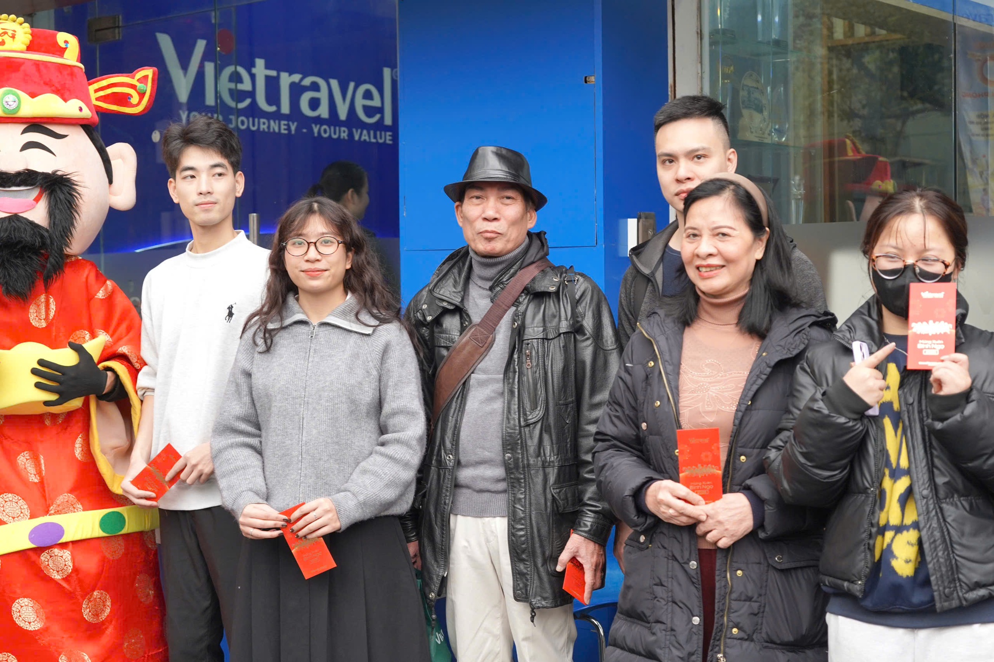 Bùng nổ du lịch nhờ dịp nghỉ lễ 9 ngày, hơn 200.000 lượt khách Việt đi du Xuân đầu năm: Hot nhất vẫn là những địa điểm này- Ảnh 2.