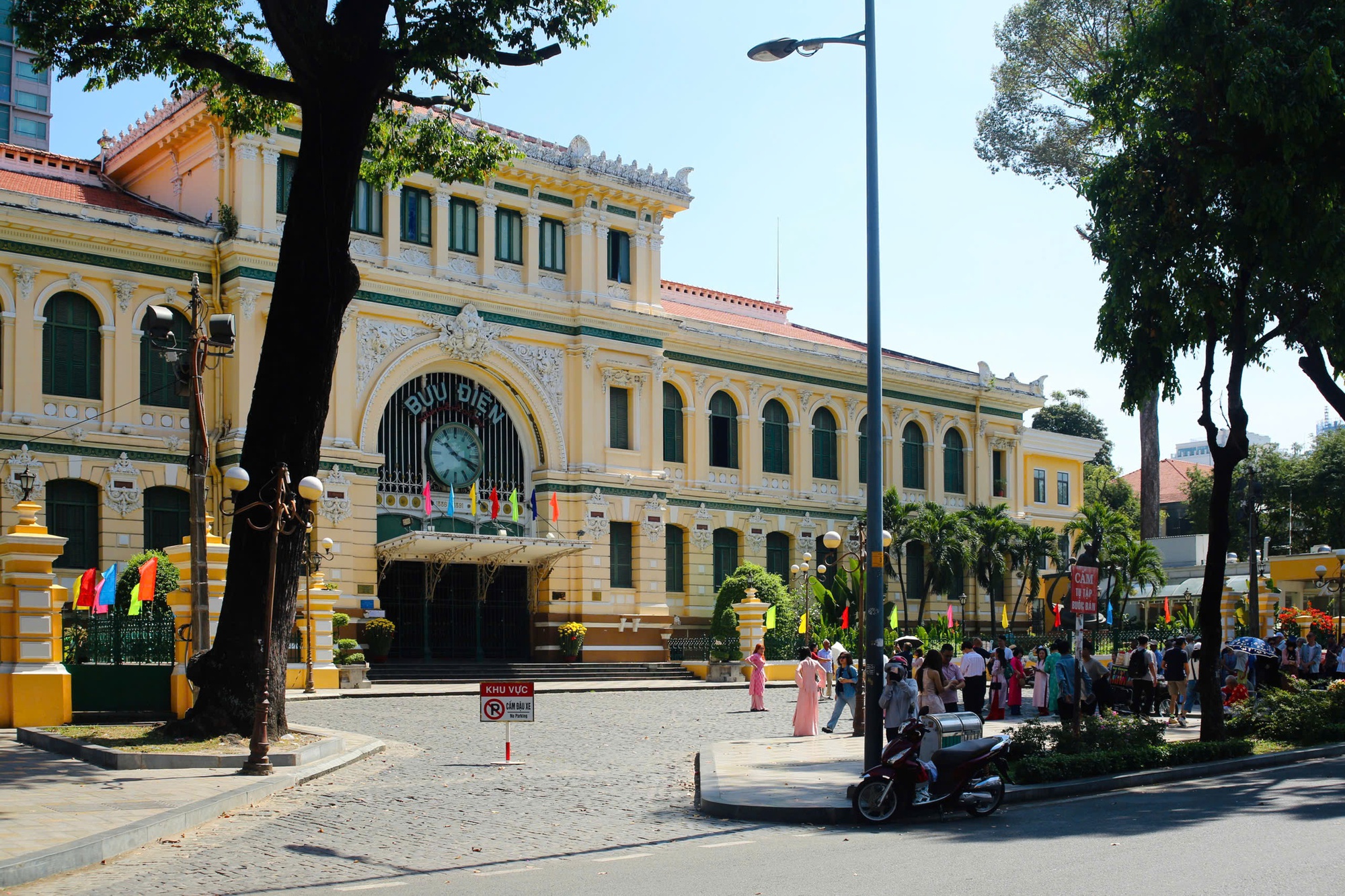 Hình ảnh phố phường TPHCM "khác lạ" ngày đầu năm mới- Ảnh 9.