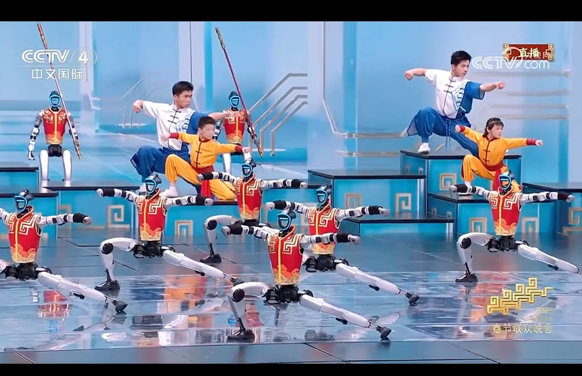 Cú sốc đêm giao thừa: Robot Trung Quốc múa côn nhị khúc như Lý Tiểu Long, vấp ngã tự đứng dậy khiến thế giới sững sờ- Ảnh 2.