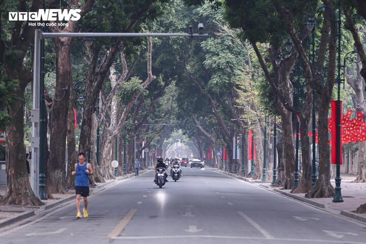 Cảnh vắng lặng hiếm thấy của đường phố Hà Nội, TP.HCM sáng mùng 1 Tết- Ảnh 11.