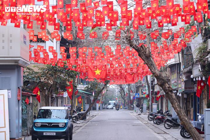 Cảnh vắng lặng hiếm thấy của đường phố Hà Nội, TP.HCM sáng mùng 1 Tết- Ảnh 14.