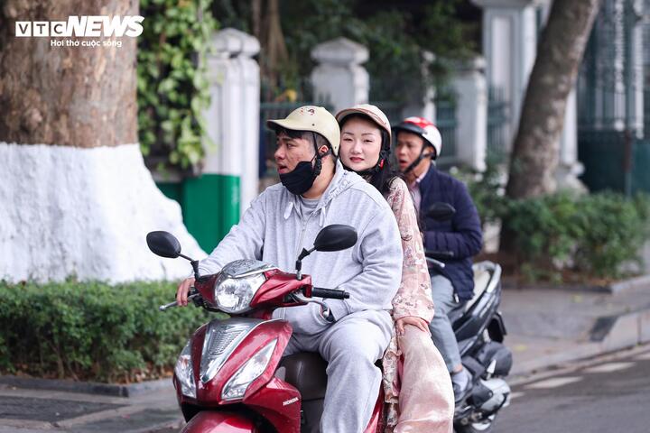 Cảnh vắng lặng hiếm thấy của đường phố Hà Nội, TP.HCM sáng mùng 1 Tết- Ảnh 16.