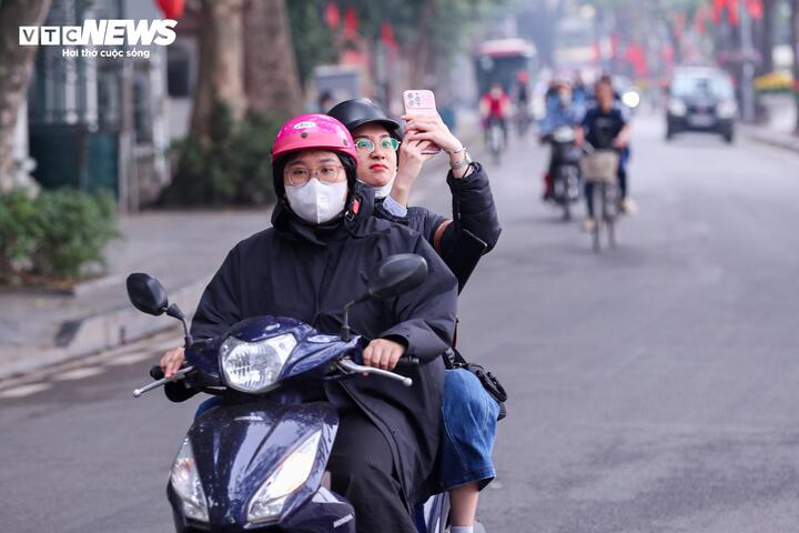 Cảnh vắng lặng hiếm thấy của đường phố Hà Nội, TP.HCM sáng mùng 1 Tết- Ảnh 17.