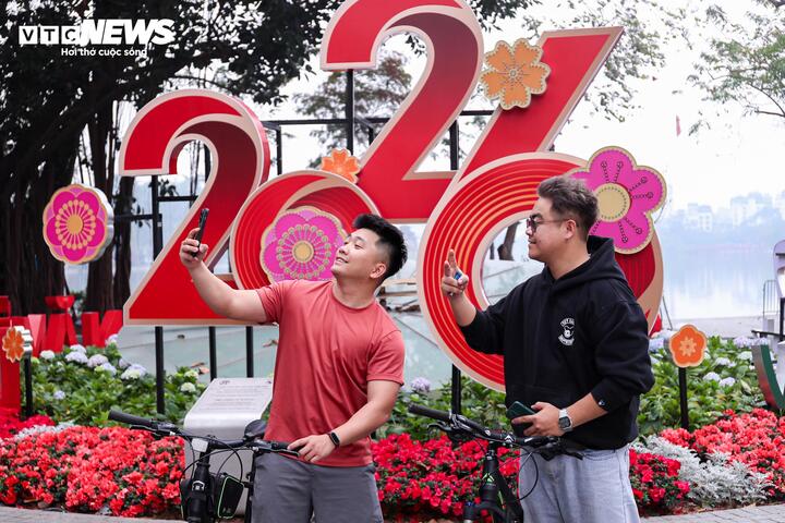 Cảnh vắng lặng hiếm thấy của đường phố Hà Nội, TP.HCM sáng mùng 1 Tết- Ảnh 12.