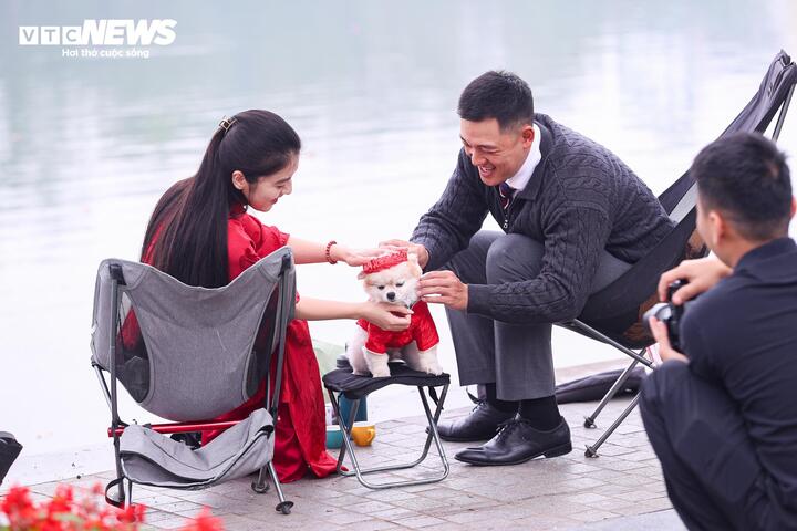 Cảnh vắng lặng hiếm thấy của đường phố Hà Nội, TP.HCM sáng mùng 1 Tết- Ảnh 19.