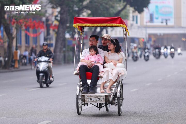 Cảnh vắng lặng hiếm thấy của đường phố Hà Nội, TP.HCM sáng mùng 1 Tết- Ảnh 18.