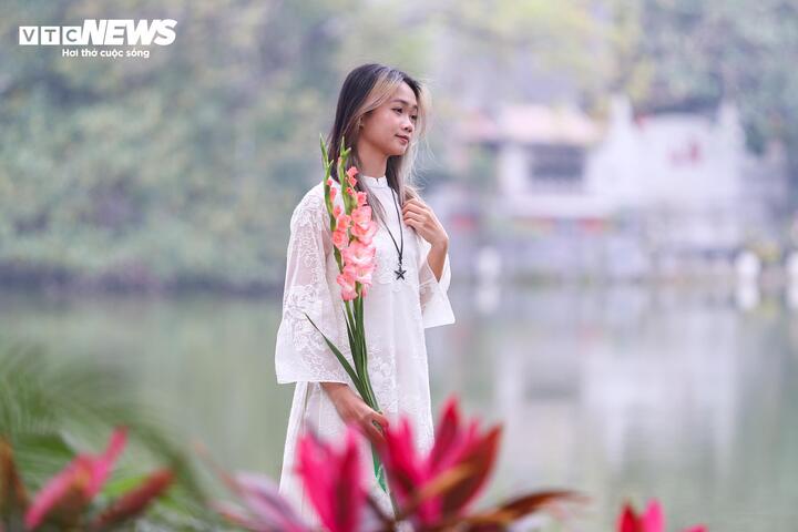 Cảnh vắng lặng hiếm thấy của đường phố Hà Nội, TP.HCM sáng mùng 1 Tết- Ảnh 20.