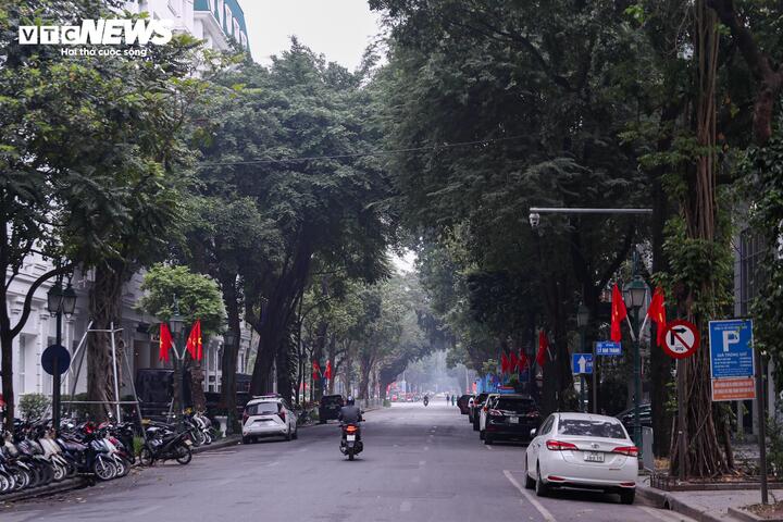 Cảnh vắng lặng hiếm thấy của đường phố Hà Nội, TP.HCM sáng mùng 1 Tết- Ảnh 15.