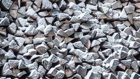 Tách khỏi lưới điện Nga, quốc gia EU chịu giá năng lượng cao giữa mùa đông lạnh bất thường, người dân cạn kiệt củi khô để sưởi ấm- Ảnh 1.