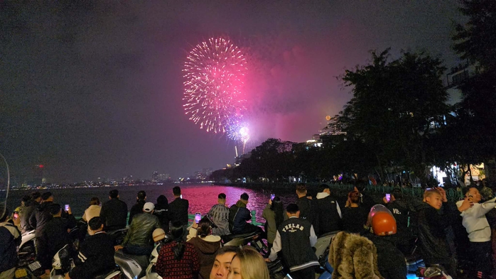 Không khí lạnh tràn về miền Bắc , rét đậm đúng Tết 2026 - Ảnh 1.