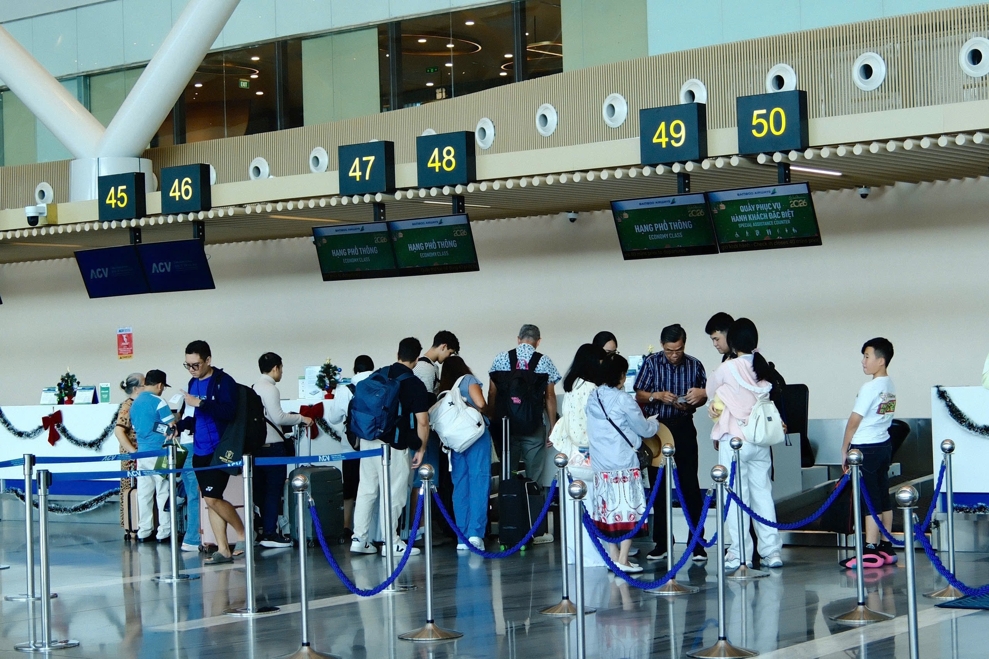 Vé máy bay Tết 2026 từ TPHCM đi Hà Nội giảm giá bất ngờ trong ngày mùng 1 Tết - Ảnh 2. Vé máy bay Tết 2026 từ TPHCM đi Hà Nội giảm giá bất ngờ trong ngày mùng 1 Tết - Ảnh 2.