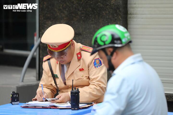 CSGT Hà Nội kiểm tra nồng độ cồn mùng 1 Tết, nhiều tài xế bị xử phạt- Ảnh 9.