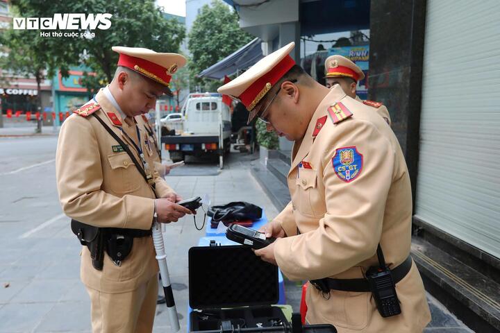 CSGT Hà Nội kiểm tra nồng độ cồn mùng 1 Tết, nhiều tài xế bị xử phạt- Ảnh 1.