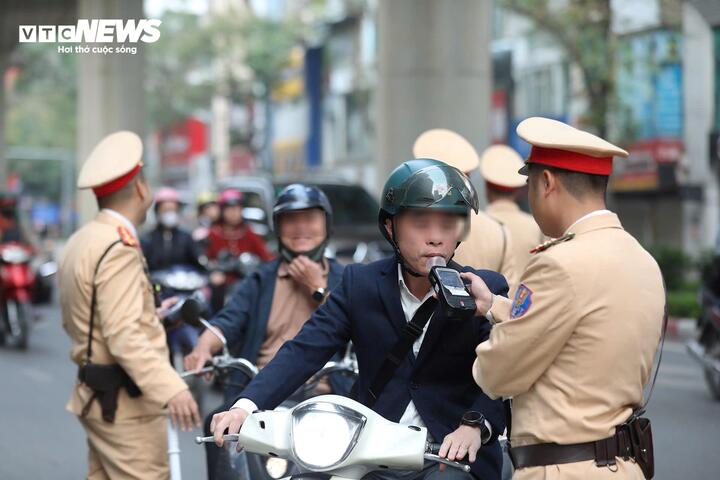 CSGT Hà Nội kiểm tra nồng độ cồn mùng 1 Tết, nhiều tài xế bị xử phạt- Ảnh 3.
