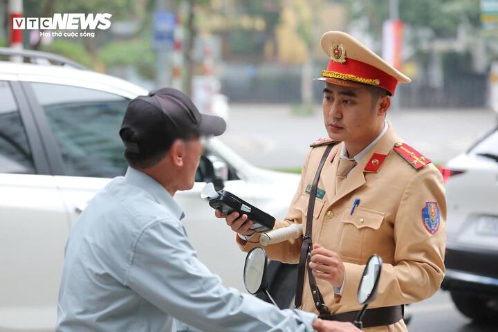CSGT Hà Nội kiểm tra nồng độ cồn mùng 1 Tết, nhiều tài xế bị xử phạt- Ảnh 4.
