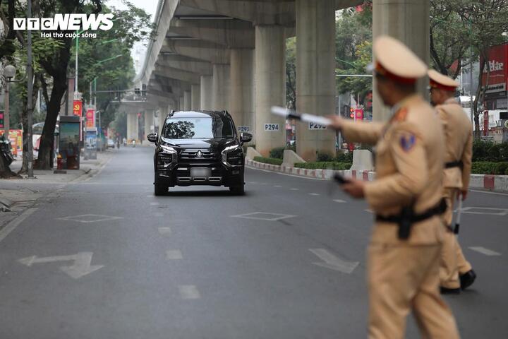 CSGT Hà Nội kiểm tra nồng độ cồn mùng 1 Tết, nhiều tài xế bị xử phạt- Ảnh 6.