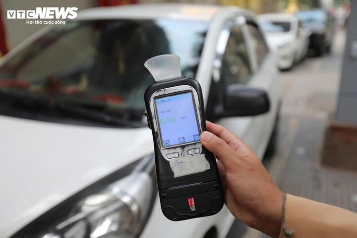 CSGT Hà Nội kiểm tra nồng độ cồn mùng 1 Tết, nhiều tài xế bị xử phạt- Ảnh 8.