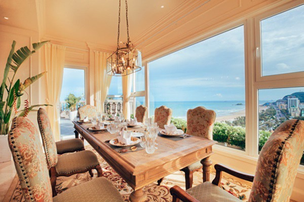 Hoa hậu Việt từng lãi 900 cây vàng, giờ sống trong biệt thự 400 tỷ Quận 2, sở hữu penthouse dát vàng: Có con gái út xinh như thiên thần - Ảnh 4.