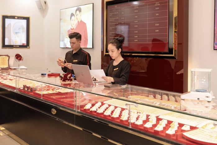 Sáng mùng 1 Tết, giá vàng miếng SJC và vàng nhẫn tiếp tục giảm sâu- Ảnh 1.