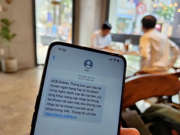 Giật mình tin nhắn "Khóa tài khoản" ngày Tết: Cú lừa tiền tỷ chỉ sau một cú chạm - Ảnh 1. Giật mình tin nhắn "Khóa tài khoản" ngày Tết: Cú lừa tiền tỷ chỉ sau một cú chạm - Ảnh 1.