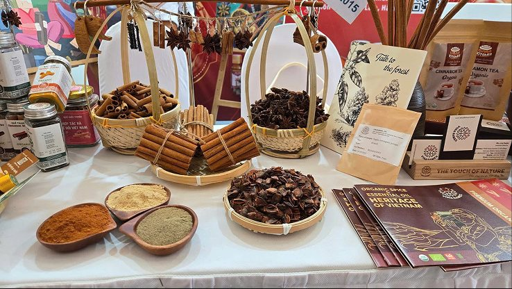 Bị gọi là “điên” vì làm hữu cơ, CEO Vinasamex Nguyễn Thị Huyền bắt tay nông dân nâng thu nhập lên 120-150 triệu đồng/ha quế hồi, nuôi tham vọng IPO- Ảnh 6.