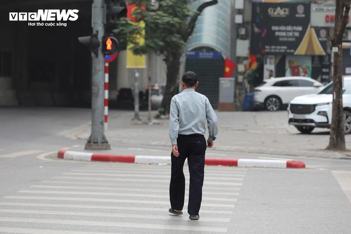 CSGT Hà Nội kiểm tra nồng độ cồn mùng 1 Tết, nhiều tài xế bị xử phạt- Ảnh 5.