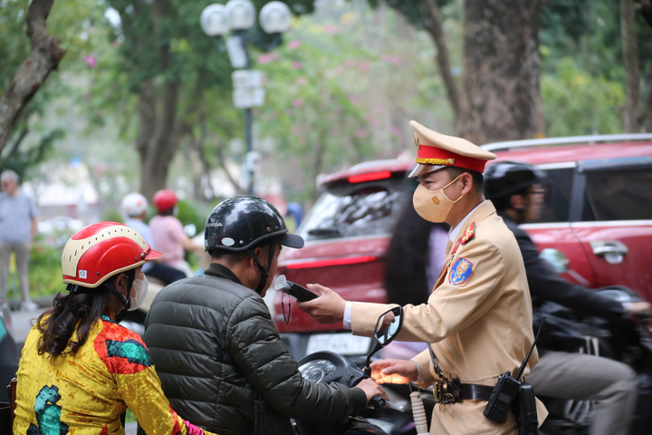 Hơn 800 tài xế bị phạt nồng độ cồn chỉ trong buổi trưa ngày mùng 1 Tết- Ảnh 1.