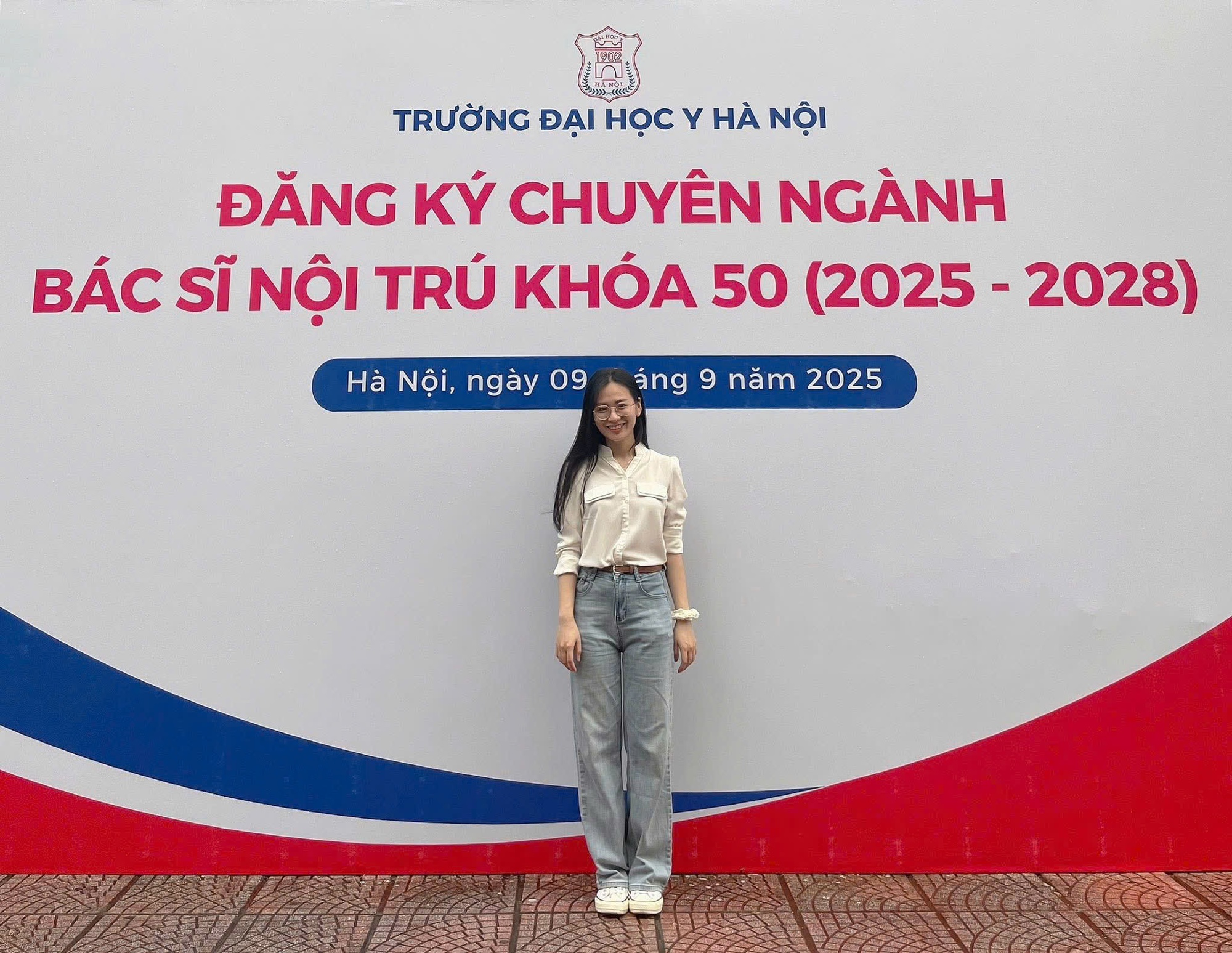 Tết của bác sĩ nội trú: Ngoài kia pháo nổ tưng bừng, còn bệnh viện chỉ có tiếng monitor đều đều và những bước chân vội vã- Ảnh 1.